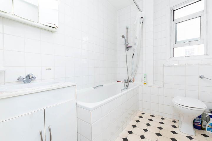 located within a well maintained building only a few minutes to Camden  Brecknock Road, Tufnell Park - Camden